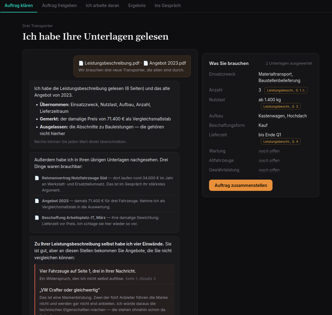 Der Einkaufsagent hat die Unterlagen gelesen und zeigt Anforderungen mit Fundstellen und Einwände